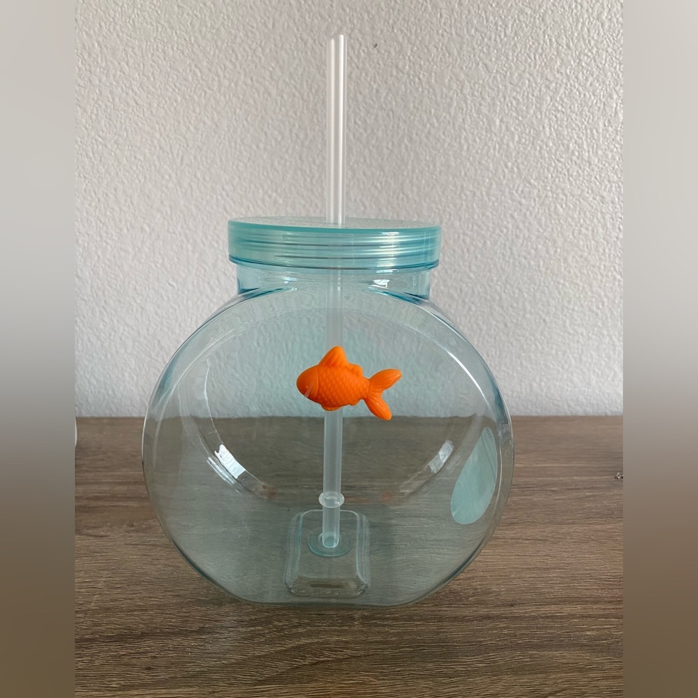 Fish bowl drinking cup